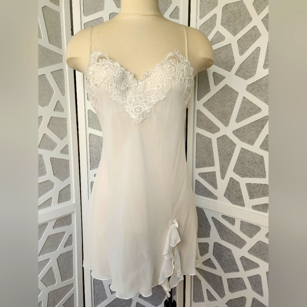 Ivory Linea Donatella bridal chemise w/ bra and beaded lace applique. Sz. Small.